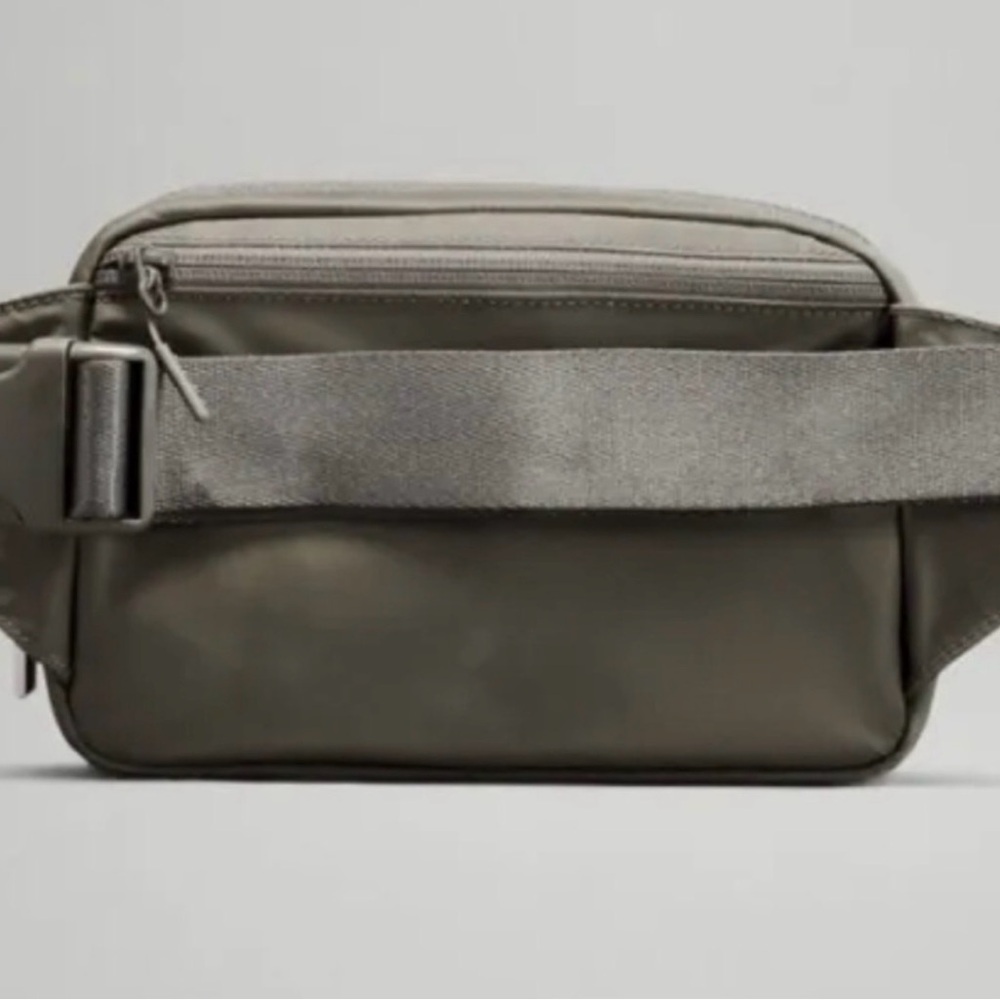 🆕  NEW Lululemon Everywhere Belt Bag Light Sage Green LARGE - Picture 8 of 8